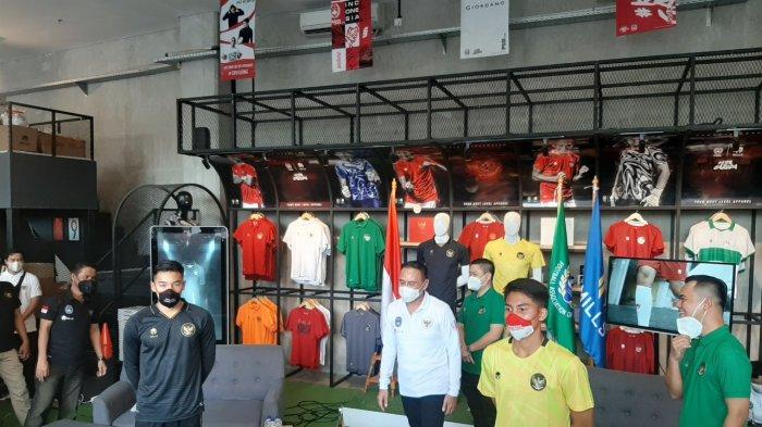 Jack Brown, I Made Kaicen, dan Mochamad Iriawan dalam acara peluncuran jersey ketiga timnas Indonesia.