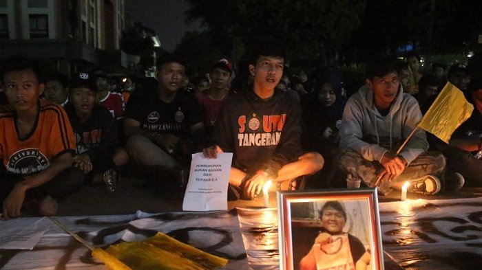 Suporter Persija dari Universitas Islam Negeri (UIN) Syarif Hidayatullah Jakarta, atau yang karib disapa Jakampus UIN Jakarta, menggelar aksi solidaritas berupa doa bersama dan salat ghaib almarhum Haringga Sirila (23), di Kampus UIN Jakarta, Ciputat, Tangerang Selatan, Selasa (25/9/2018).