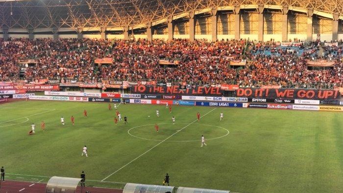 Suporter The Jakmania memadati Stadion Patrion di Liga 1.