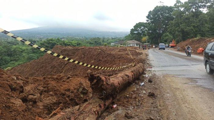 Suasana ruas Jalan Raya Cipanas-Puncak di depan Warung Sate Shinta, Cianjur, Jawa Barat, Sabtu (26/11/2022).