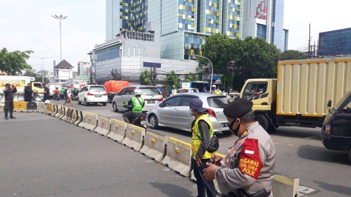 Jalan Gajah Mada dari arah Harmoni menuju Glodok telah ditutup aparat polisi antisipasi aksi unjuk rasa, Selasa (20/10/2020).