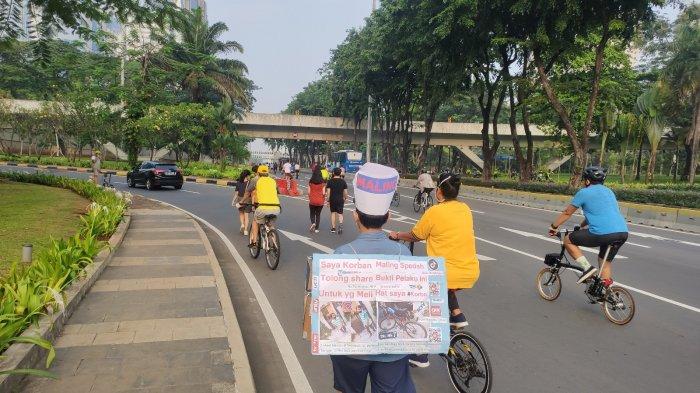 Romadin berjalan kaki dari Jalan Sudirman menuju kawasan Gelora Bung Karno untuk menggelar aksi mengharapkan bantuan dari masyarakat lantaran sepedanya raib dicuri maling pada Minggu (23/5/2021).
