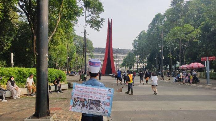 Romadin berjalan kaki dari Jalan Sudirman menuju kawasan Gelora Bung Karno untuk menggelar aksi mengharapkan bantuan dari masyarakat lantaran sepedanya raib dicuri maling pada Minggu (23/5/2021).