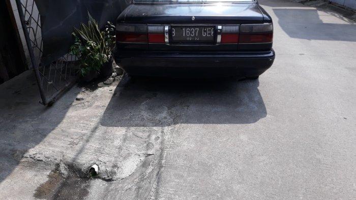 Jalan lingkungan lokasi A dibakar tiga pelaku di jalan lingkungan, Kecamatan Pasar Rebo, Jakarta Timur, Rabu (28/3/2022).
