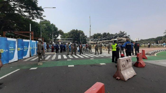 Jalan Medan Merdeka Barat, Jakarta Pusat, ditutup sementara lantaran ada demo buruh, pada pukul 14.00 WIB, Selasa (17/11/2020).