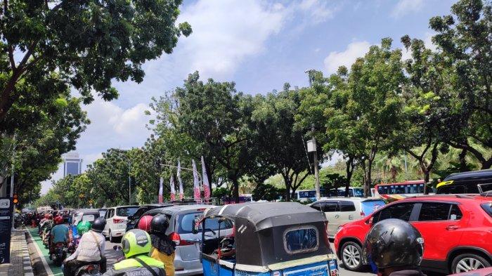 Suasana arus lalin di Jalan Medan Merdeka Selatan, Jakarta Pusat yang ramai lancar imbas aksi unjuk rasa massa buruh di Patung Kuda, Jakarta Pusat, Rabu (8/12/2021).