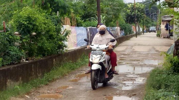 Kondisi jalan rusak di Jalan Dato Tonggara RW 11, Kelurahan/Kecamatan Kramat Jati, Jakarta Timur