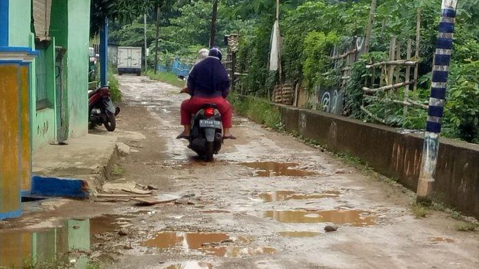 Kondisi jalan rusak di Jalan Dato Tonggara RW 11, Kelurahan/Kecamatan Kramat Jati, Jakarta Timur