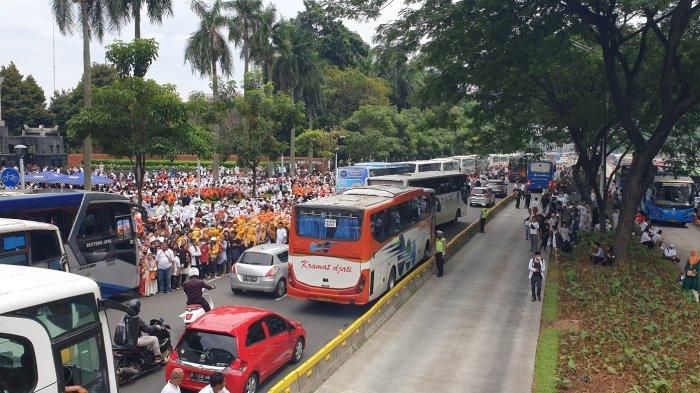Jalan Sudirman tampak dipadati oleh bus rombongan relawan Presiden Joko Widodo, Sabtu (26/11/2022).