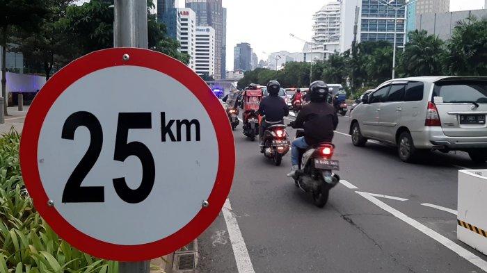 Sejumlah pengendara sepeda motor melintasi jalur sepeda permanen, di Jalan Sudirman, Jakarta Pusat, Senin (1/3/2021).