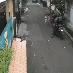VIRAL Bocah Perempuan di Kebayoran Baru Jadi Korban Jambret Ponsel, Pelaku Terekam CCTV