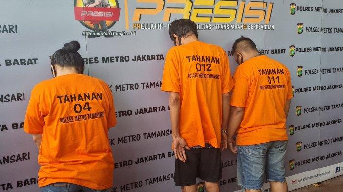 Anak pendangdut kondang berinisial RDH saat berada di Polsek Taman Sari, Jakarta Barat pada Kamis (29/9/2022).