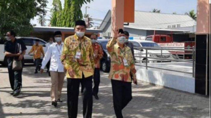 Pasangan calon Bupati Sumbawa dan Wakilnya; Ir. H. Syarafuddin Jarot MP (kiri) dan Ir. H. Mokhlis. M.Si (kanan) saat menyapa warga di Sumbawa.