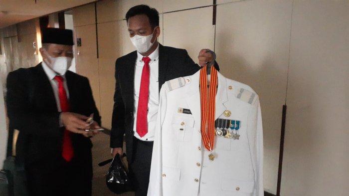 Pakaian Jas Benyamin Davnie, di Hotel Horison Ultima Ratu, Jalan K.H Abdul Hadi, Kecamatan Cipare, Kecamatan Serang, Kota Serang, Senin (26/4/2021).