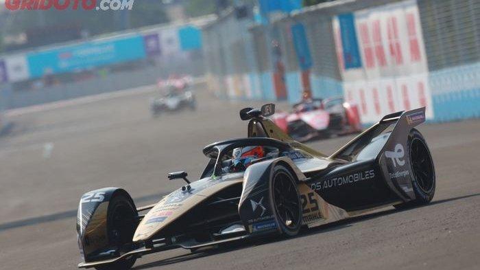 Jean-Eric Vergne berhasil merebut pole position setelah menumbangkan rekan setimnya sendiri di sesi kualifikasi Formula E Jakarta 2022.