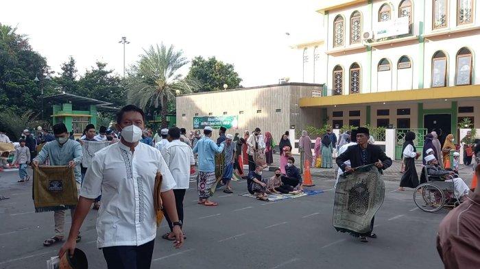 Jemaah Masjid Agung Al-Barkah Bekasi usai melaksanakan salat Idulfitri 1443 Hijriah, Senin (2/5/2022).