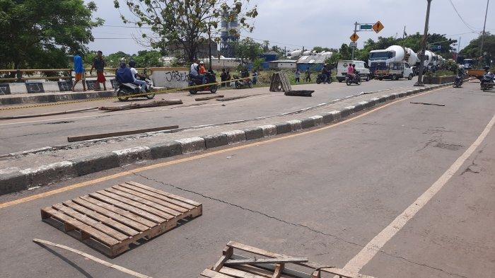 Jembatan Jalur Panturan Kabupaten Bekasi amblas akibat terendam banjir luapan sungai citarum, Senin (22/2/2021).