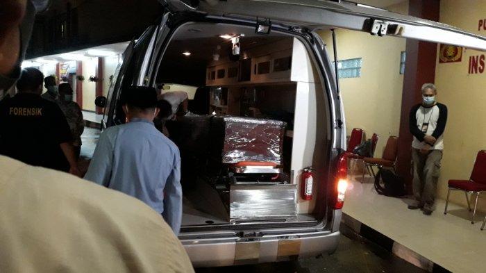 Peti jenazah anggota Dewas KPK Artidjo Alkostar di RS Polri Kramat Jati, Jakarta Timur, Minggu (28/2/2021).