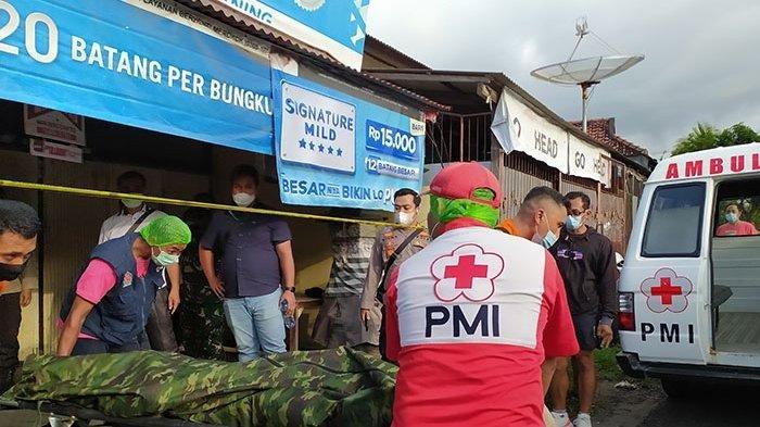 Jenazah Ketut Mintaning saat hendak dievakuasi ke RSUD Buleleng untuk diautopsi, Senin (29/3/2021) sore