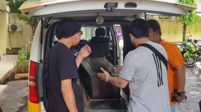 Perwakilan keluarga menjemput jenazah Rinaldi Harley Wismanu (32) setelah selesai diautopsi oleh tim forensik di Ruamh Sakit Polri Kramat Jati, Jakarta Timur, Minggu (20/9/2020).