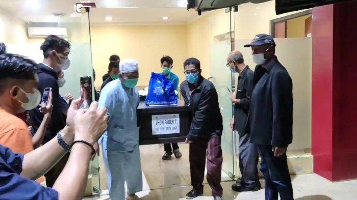 Jenazah satu keluarga korban kebakaran bengkel motor di Jalan Warakas saat dibawa keluar dari ruang Instalasi Forensik RS Polri Kramat Jati, Jakarta Timur, Selasa (12/4/2022).