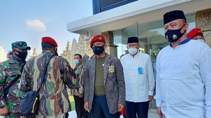 Jenderal (Purn) Gatot Nurmantyo bersama sejumlah veteran melakukan tabur bunga di Taman Makam Nasional Umum Kalibata, Rabu (30/9/2020)