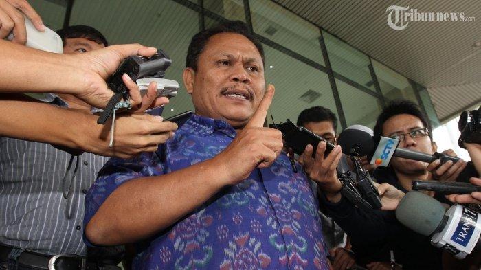 Jhoni Allen Marbun usai diperiksa penyidik di Kantor Komisi Pemberantasan Korupsi (KPK), Jakarta Selatan, Selasa (7/1/2014). Jhoni Allen Marbun kini dipecat oleh DPP Partai Demokrat karena terlibat upaya kudeta terhadap kepemimpinan AHY.