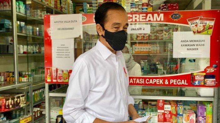 Presiden Joko Widodo (Jokowi) mendatangi salah satu apotek bernama Villa Duta, di Kota Bogor, Jawa Barat pada Jumat (23/7/2021) siang.