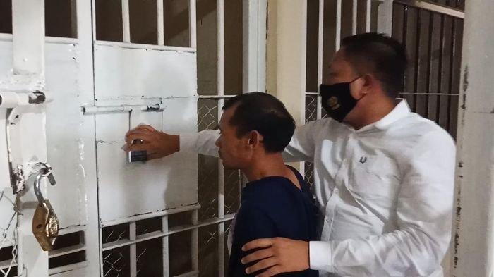 Junaidi saat diamankan pihak kepolisian akibat menghabisi nyawa temannya karena bercanda, Senin (22/2/2021)