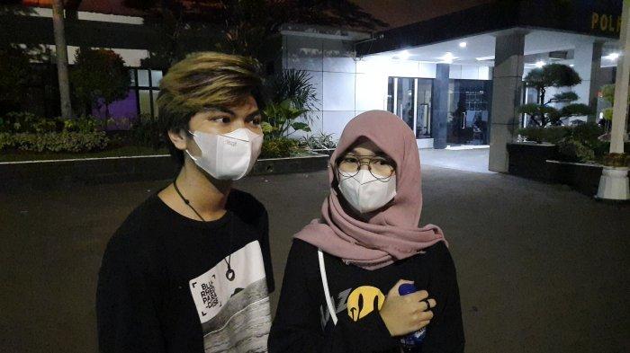 Juy Putri bersama dengan kekasihnya Novan di Polres Bekasi Kota usai diperiksa polisi akibat gelar acara Ultah di Hotel saat PPKM Darurat.