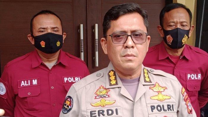 Kabid Humas Polda Jabar, Kombes Erdi A Chaniago memberikan keterangan mengenai seorang Kapolsek di Polrestabes Bandung dan belasan anggota polisi positif narkoba.