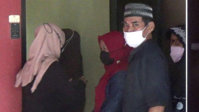 Ketiga kakak almarhumah Tuti Suhartini saat akan memasuki gedung Satreskrim Polres Subang, Rabu (6/10/2021) sore.