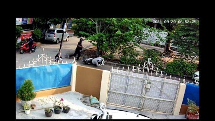 Aksi pembacokan terjadi pada seorang pria tepat di depan SD N 23 Jalan Hokky Kelurahan Lorok Pakjo Kecamatan Ilir Barat I Palembang.