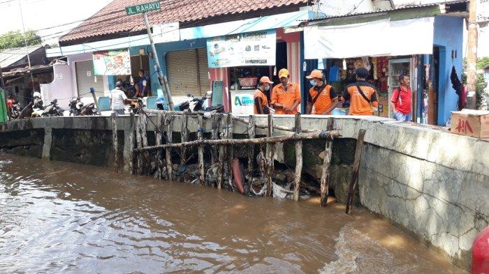 Kondisi tanggul Kali Baru yang amblas hingga jebol di Kelurahan Tengah, Kecamatan Kramat Jati, Jakarta Timur, Senin (8/11/2021).