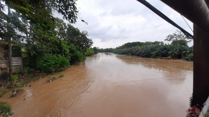 Penampakan Kali Bekasi ketika tinggi muka air naik, Jumat (19/2/2021).