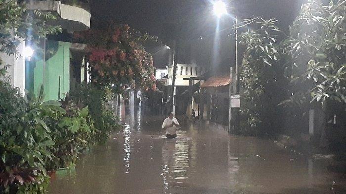 Banjir di Kampung Bulak, kawasan Kelurahan Pondok Kacang Timur, Kecamatan Pondok Aren, Kota Tangerang Selatan (Tangsel), Jumat (21/5/2021).