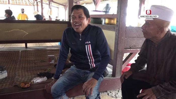 Kang Dedi Mulyadi saat berbincang dengan pemilik rumah makan.