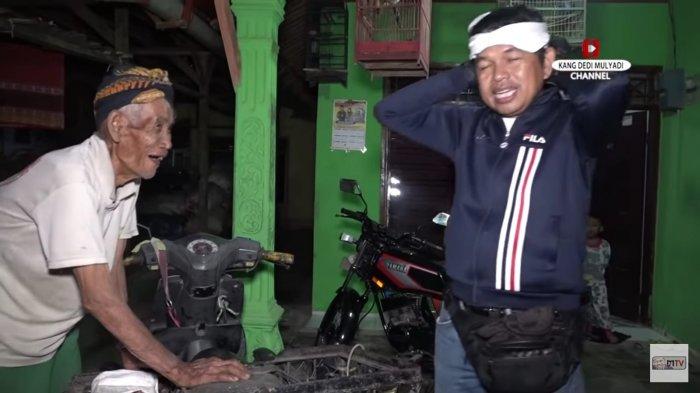 Kang Dedi Mulyadi saat berbincang dengan Ki Ahmad, lansia berusia 100 tahun yang masih kuat mengendarai sepeda motor.