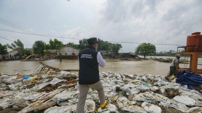 Gubernur Jawa Barat Ridwan Kamil saat meninjau lokasi banjir di Kecamatan Pebayuran, Kabupaten Bekasi, Rabu (24/2/2021).