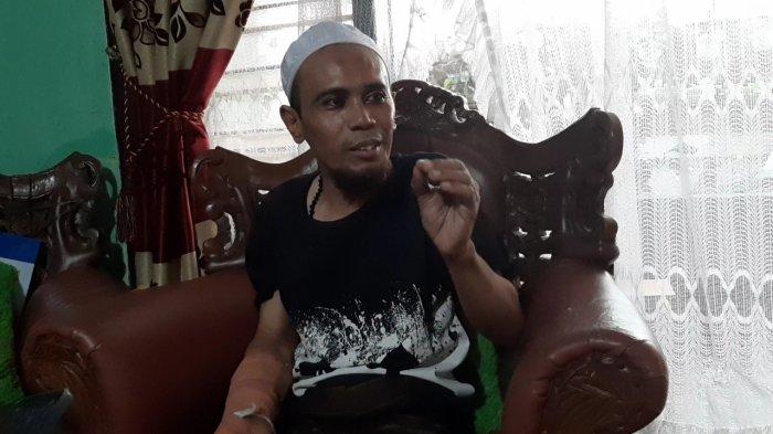 Ustaz Qomar (49), korban pengeroyokan di pemakaman wakaf di Cilandak, Jakarta Selatan, saat diwawancarai di kediamannya, Jumat (6/5/2022).