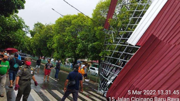 Petugas gabungan saat proses evakuasi kanopi yang terhempas hingga jatuh di Jalan Cipinang Baru Raya, Kelurahan Cipinang, Pulogadung, Jakarta Timur, Sabtu (5/3/2022)
