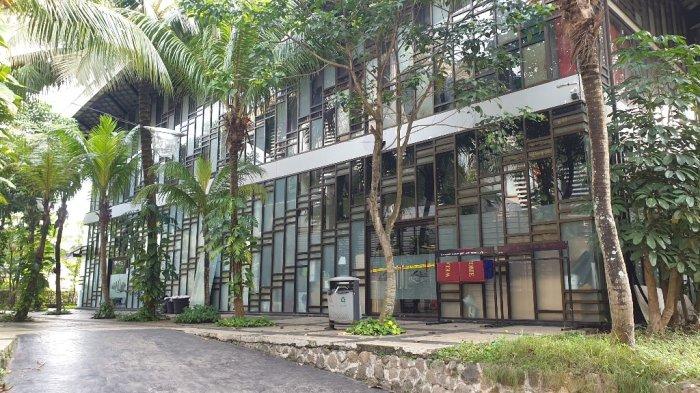 Kantor pusat Holywings atau Holywing HQ yang berada di The Breeze BSD, Kecamatan Pagedangan, Kabupaten Tangerang, disegel pihak kepolisian, Selasa (28/6/2022).