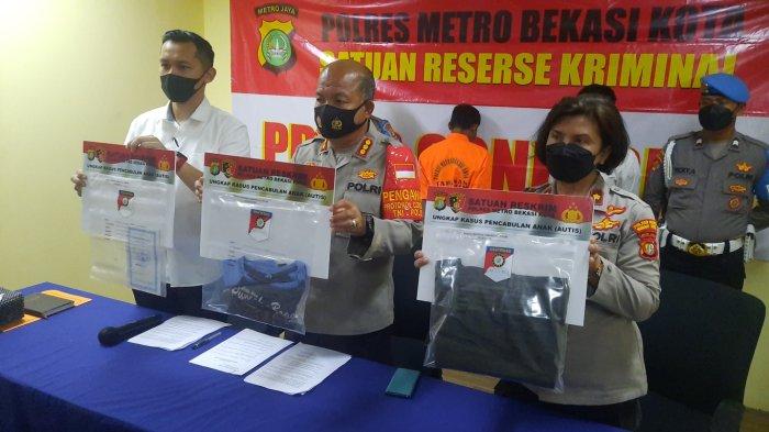Kapolres Metro Bekasi Kota Kombes Pol Hengki dan jajarannya saat menunjukkan barang bukti dan tersangka kasus pencabulan anak autisme di Mapolres Metro Bekasi, Jawa Barat, Senin (17/1/2022).Â