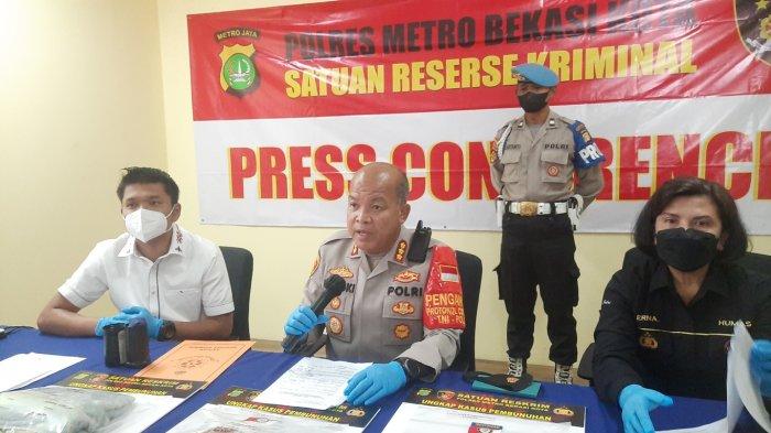 Kapolres Metro Bekasi Kota Kombes Polisi Hengki (tengah) saat memimpin rilis pengungkapan kasus pembunuhan seorang wanita, di Mapolres Metro Bekasi Kota, Kamis (13/1/2022).Â