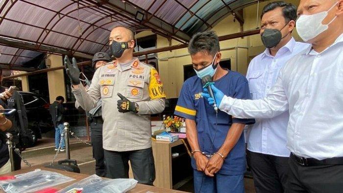 Kapolres Tegal, AKBP Arie Prasetya Syafa'at (kiri) menunjukkan barang bukti dan tersangka kasus pembunuhan warga Brebes, di Mapolres Tegal, Senin (7/3/2022). Perempuan tersebut ditemukan tak bernyawa di area persawahan di Dukuhturi Tegal setelah dibunuh kekasihnya