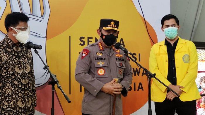 Kapolri Jenderal Listyo Sigit Prabowo meninjau pelaksanaan vaksinasi massal di Gedung Sarana Olahraga Universitas Indonesia, Kamis (12/8/2021).