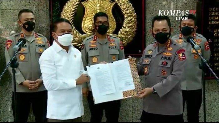 Kapolri Listyo SIgit Prabowo saat menyerahkan izin keramaian Liga 1 2021 dan Liga 2 2021 kepada Menpora Zainudin Amali, Senin (23/8/2021).