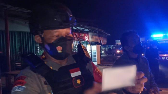 Kapolsek Bojongsari, Kompol Syahrony, menunjukan amplop oknum ormas yang meminta THR pada pedagang.