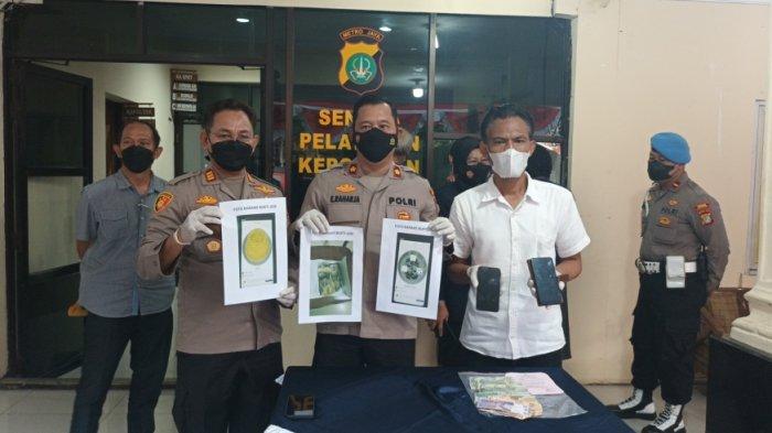 Kapolsek Jatinegara Kompol Entong Raharja saat menunjukkan barang bukti kasus judi online dari tiga tersangka sopir angkot di Jakarta Timur, Rabu (24/8/2022).
