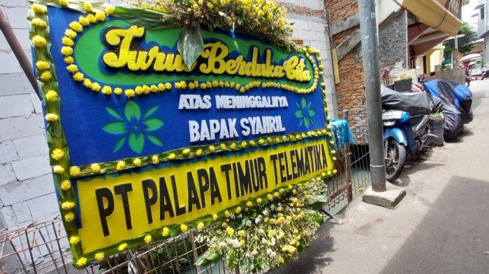 Karangan bunga dari PT Palapa Timur Telematika terlihat di kediaman keluarga Syahril, korban tewas penyerangan KKB Papua, di Jalan Gatep, Mangga Dua Selatan